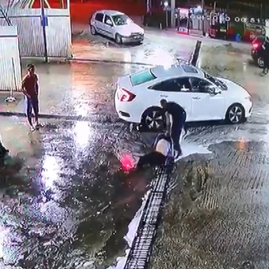 Önce dövüldü sonra araçtan atıldı: Başka bir aracın da çarptığı adam yaşam mücadelesi veriyor
