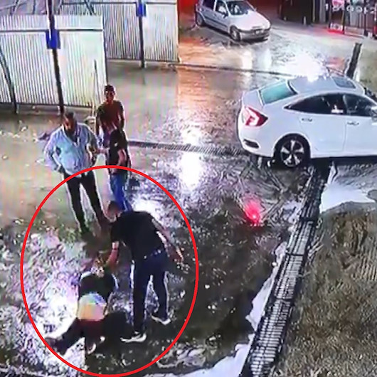 Yerden yere vurdukları adamı dövdükten sonra araca koyup kaçırdılar