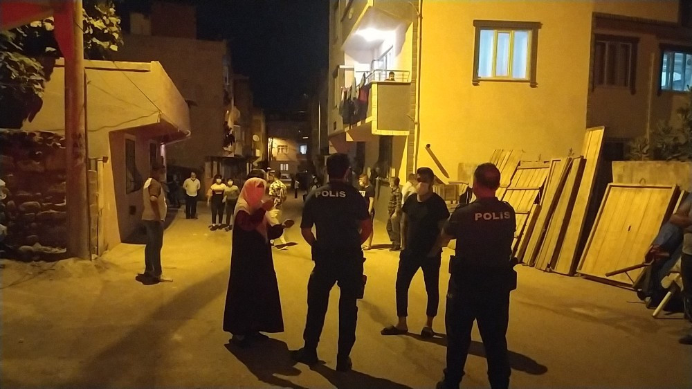 Halay çeken gruba polis para cezası kesti.
