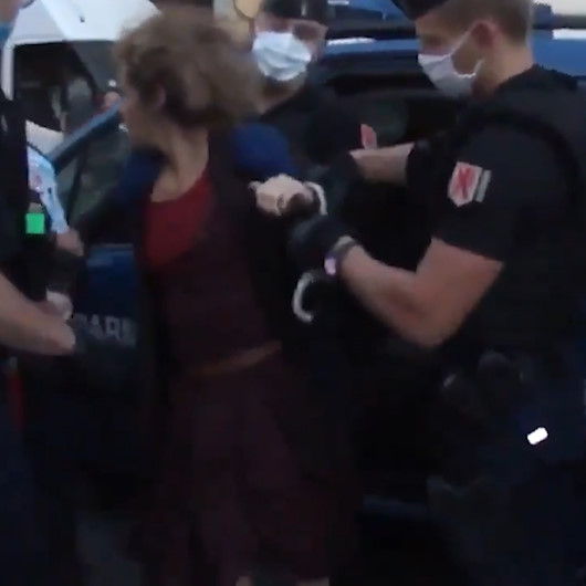 Fransada maske takmayan kadına kelepçeli gözaltı