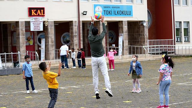 Some Turkish students return to classrooms