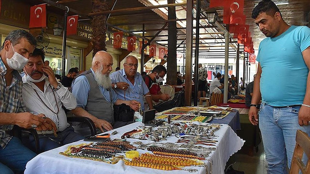 في "سوق القمر" التركي.. سبحات تخطف القلوب 