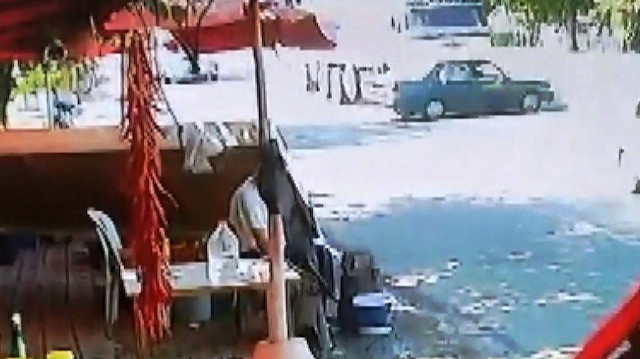 Önüne kattığı aracı metrelerce sürükleyen TIR şoförü aracıyla birlikte olay yerinden kaçtı