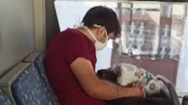 Mesai sonrası eve giderken yorgunluktan otobüste uyuya kalan sağlık çalışanı
