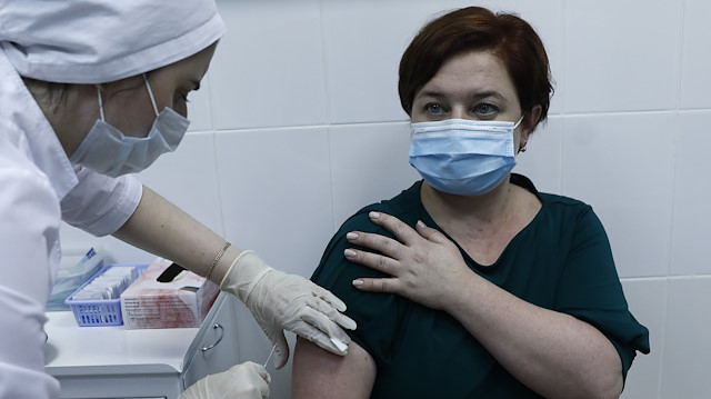 Rusya'da Sputnik V aşının ilk dozu 2 bin 500 kişiye uygulandı.