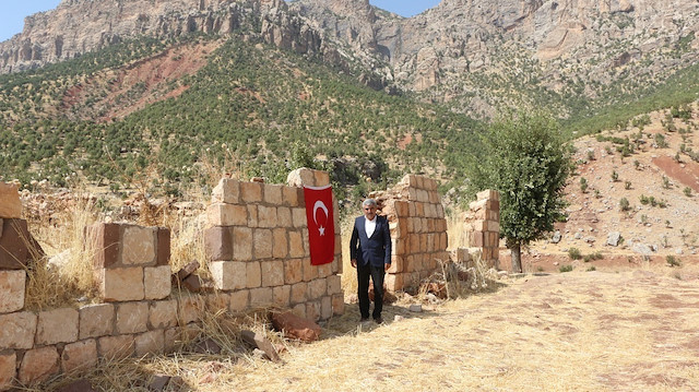 Şehmuz Güngör enkaz haline gelen köyüne her yıl Türk bayrağı asıyor. 