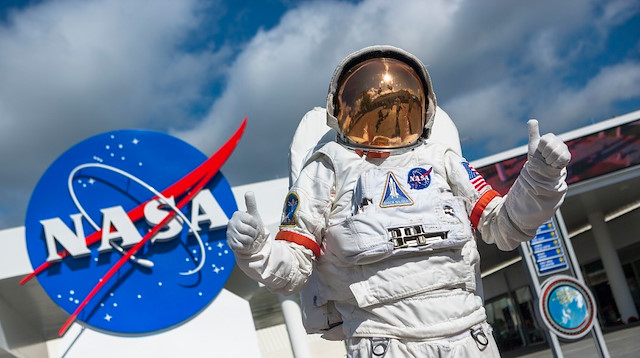 "ناسا" ترسل رائدي فضاء إلى القمر في 2024