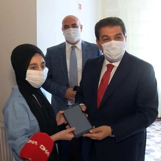 Esenler Belediye Başkanı Göksu ev ev gezerek ihtiyacı olan öğrencilere tablet hediye etti