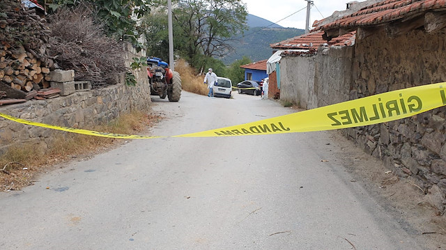 Bursa’nın Gemlik ilçesinde bir kadın, annesini ve babasını döven erkek kardeşini öldürdü.
