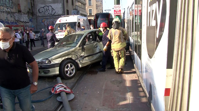 Karaköy'de otomobille tramvay çarpıştı: 1 yaralı