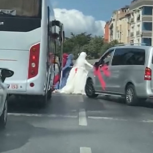 Gelin konvoyuyla yolu kapatıp halay çektiler