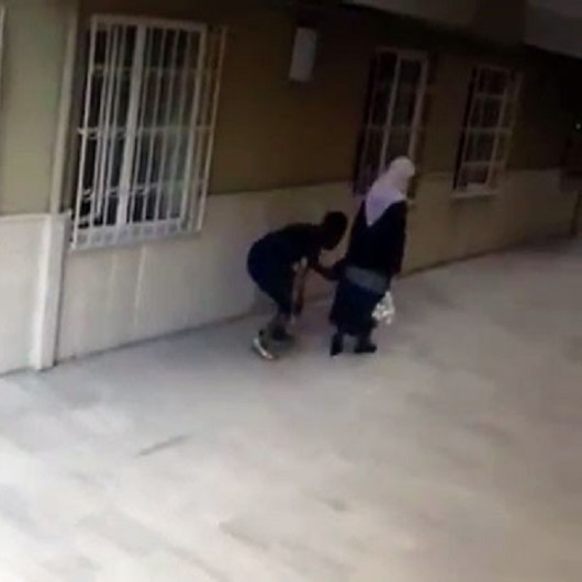 Küçükçekmecede kapkaççı yaşlı kadının cüzdanını böyle çaldı