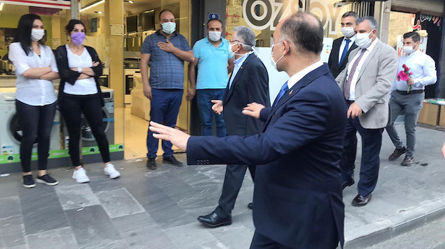 Kayseri Valisi Günaydın, Büyükşehir Belediye Başkanı ile şehir merkezinde koronavirüs tedbirlerini denetledi.