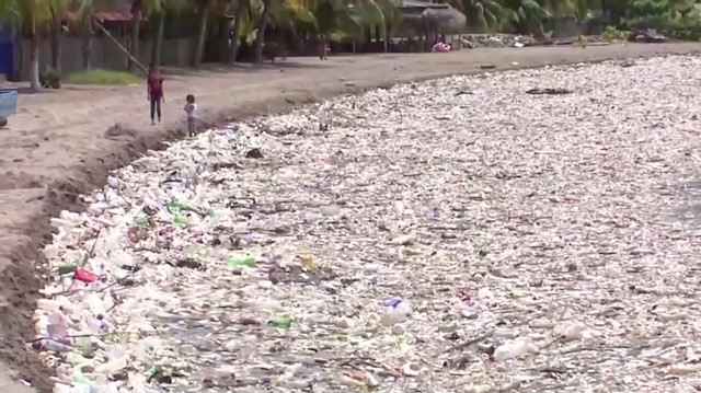 Çöp tsunamisi: Plastik yığınları karaya vurdu