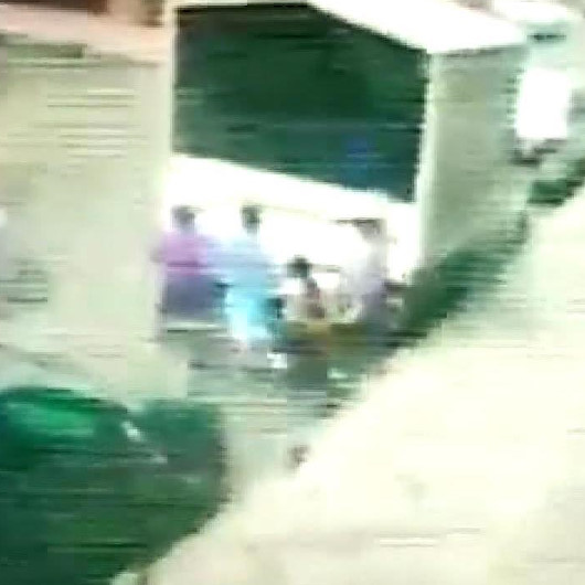 Bağcılarda çocuklar oyun oynadıkları kamyonun kasasını ateşe verdi
