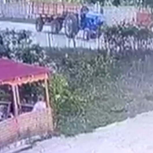 Traktörüyle seyir halindeyken arı soktu, hayatını kaybetti: Kaza anı kameraya böyle yansıdı