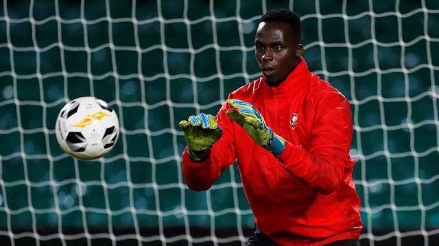 FILE PHOTO: Soccer Football - Europa League - Stade Rennes Training - Celtic Park, Glasgow, Scotland, Britain - November 27, 2019 Stade Rennes' Edouard Mendy during training Action Images via Reuters/Lee Smith/File Photo

