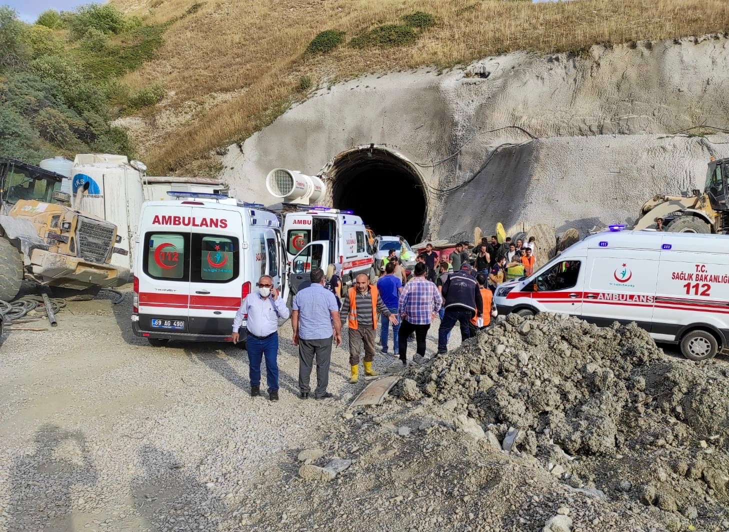 Yaralılar, ambulanslarla Bayburt Devlet Hastanesine sevk edildi.