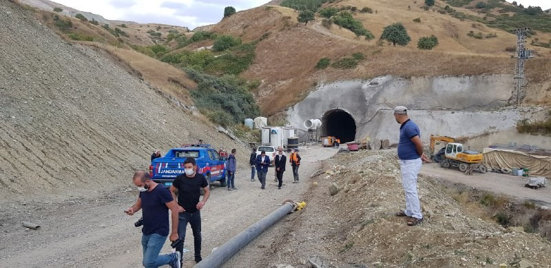 Ekiplerin olay yerinde incelemeleri devam ediyor.