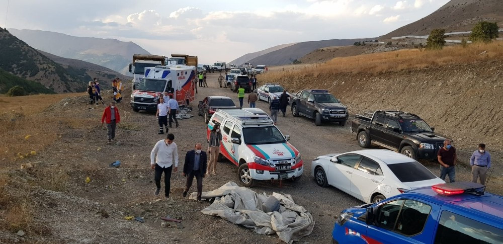 Ekiplerin olay yerinde incelemeleri devam ediyor.