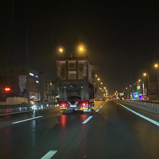 Pendikte hafriyat kamyonu taşıyan TIRın tehlikeli yolculuğu