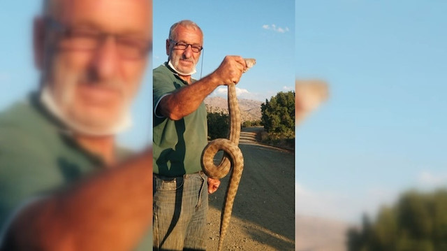Erzincanlı vatandaş yakaladığı yılanla böyle poz verdi. 