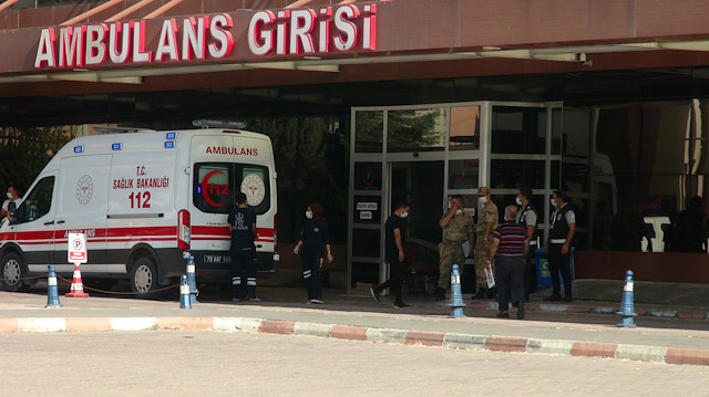 Yaralılar ambulanslarla hastaneye kaldırıldı. 