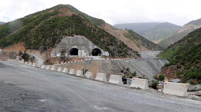 2017'de temeli atılan Zigana Tüneli'nde delme çalışmaları, çift yönlü sürdürülüyor.