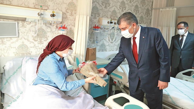Bakan Fahrettin Koca Samsun Eğitim Araştırma Hastanesinde tedavi gören 23 yıllık hemşire Satı Köksal’ı ve diğer hastaları ziyaret etti.