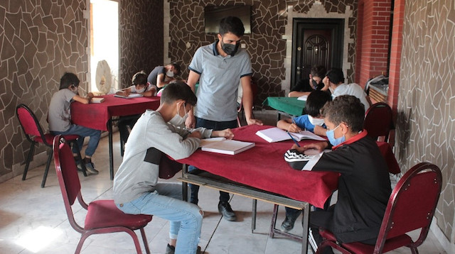 Koronavirüs salgını nedeniyle köydeki çay ocağını, alınan tedbirler kapsamında kapattığını belirten Çetin Aslan, okulların uzaktan eğitime dönüşmesiyle birlikte okul ortamından uzaklaşmak istemeyen öğrencilerin talebi üzerine çay ocağını etüt merkezine dönüştürdüğünü söyledi.