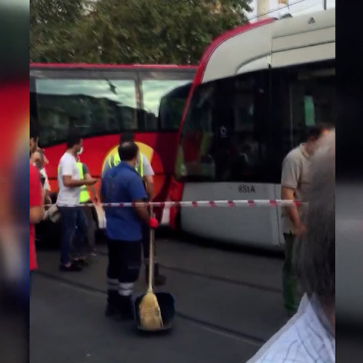 Laleli’de tramvay ile tur otobüsü çarpıştı