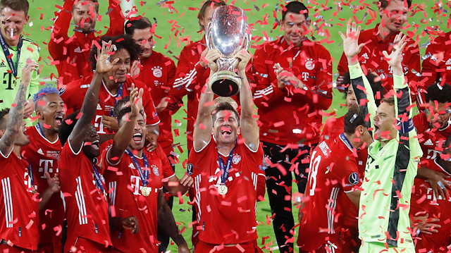 Bayernli futbolcular maç sonu kupayla poz verdi.