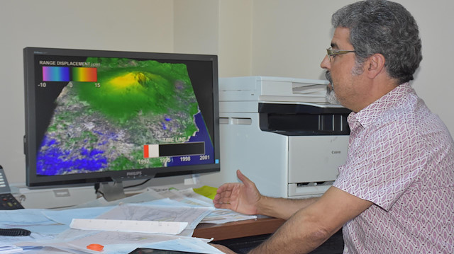 Dokuz Eylül Üniversitesi Deprem Araştırma ve Uygulama Merkezi Müdürü ve Jeoloji Mühendisliği Bölümü Öğretim Üyesi Prof. Dr. Hasan Sözbilir.