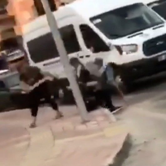 Antalya’da trafikte şaşkına çeviren kavga: Eli sopalı çift ile birbirine girdiler