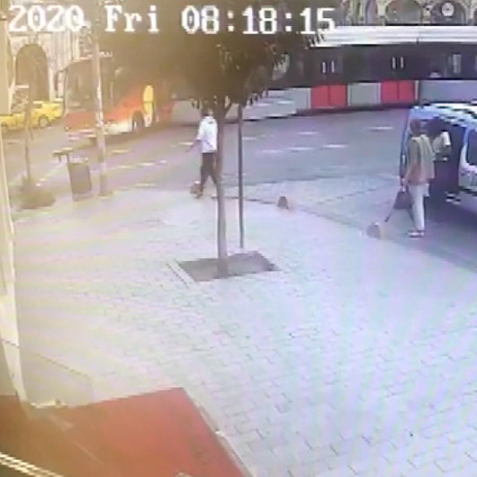 Lalelide tramvay ile tur otobüsünün çarpışma anı kamerada