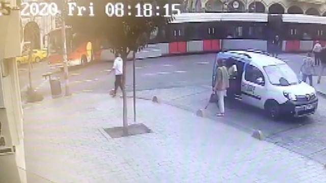 Laleli'de tramvay ile tur otobüsünün çarpışma anı kamerada