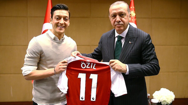 Cumhurbaşkanı Recep Tayyip Erdoğan, İngiltere’nin başkenti Londra’da Premier Lig’de oynayan Türk futbolcular İlkay Gündoğan, Mesut Özil ve Cenk Tosun’u kabul etmişti.