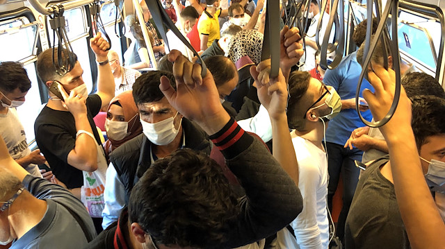 Yenikapı-Kirazlı metrosunda koronavirüs uyarılarına rağmen adım atacak yer kalmadı.