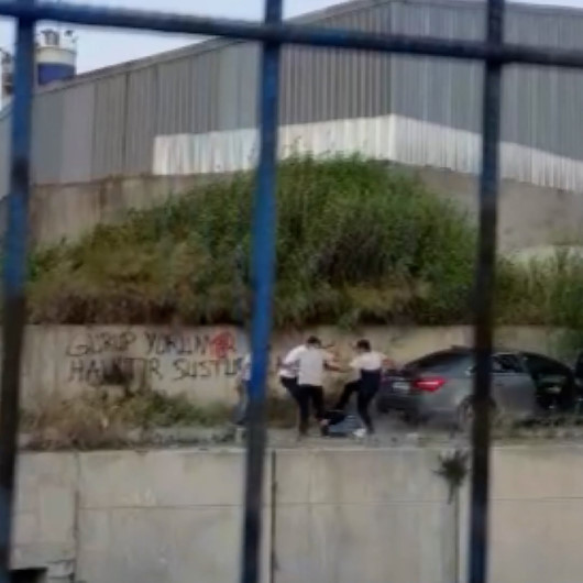 Gasp etmeye çalıştıkları adamı 4 kişi birden darp edip 7 metre yükseklikten dereye attılar