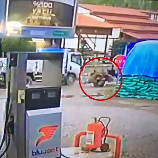 Kamyonun çarptığı ATV sürücüsü ölümden döndü: Feci kaza kamerada