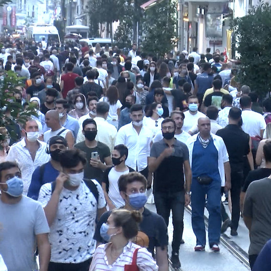 İstanbulda halk koronavirüsü unuttu: İstiklal caddesinde adım atacak yer kalmadı