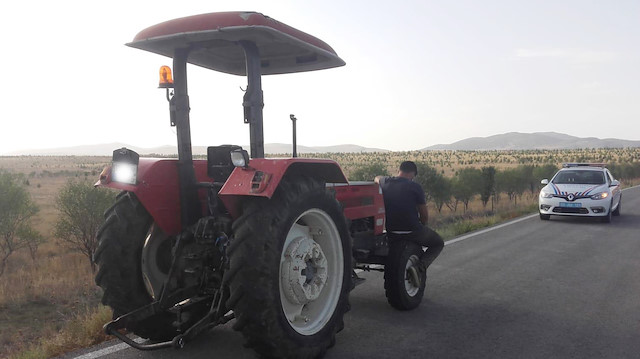 Karantinadan kaçan şahıs traktörle seyahat ederken yakalandı: Jandarma cezayı kesip KYK'ya yerleştirdi