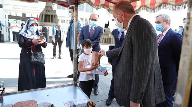 Cumhurbaşkanı Erdoğan, aldığı kestaneden çocuğa da ikram etti. 