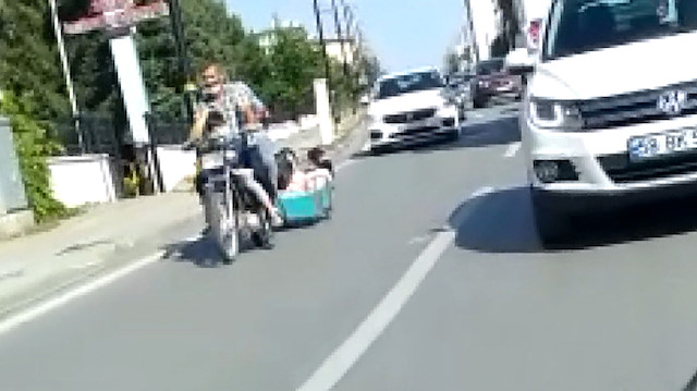 Sivas'ta motosikletin arakasına bağladığı sepetle çocuk gezdirdi