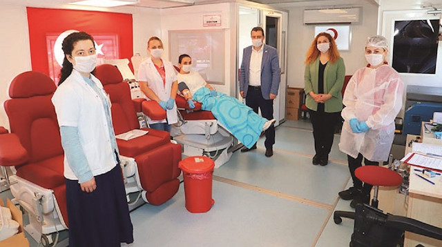 Virüse yakalanıp hastalık ve hastane periyotları yaşayan sağlık çalışanlardan Dr.  Nihal Tüfek de plazma bağışında bulundu.