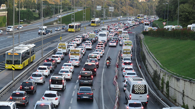 İstanbul'da kademeli mesai uygulaması başladı, trafik yoğunluğu yüzde 42 oldu.