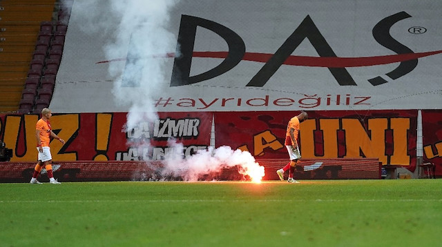 Galatasaray Fenerbahçe derbisinde sahaya işaret fişeği atıldı