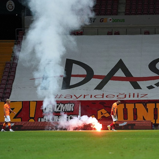 Galatasaray Fenerbahçe derbisinde sahaya işaret fişeği atıldı