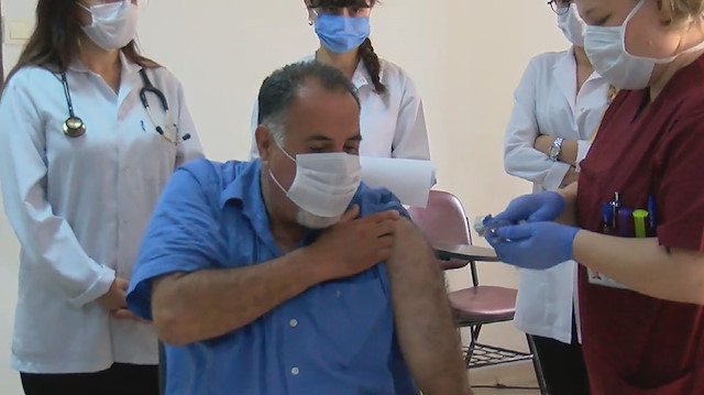 Cerrahpaşa Tıp Fakültesi'nde hasta bakıcı olan Asım Baştürk gönüllü olarak ilk aşıyı oldu. 