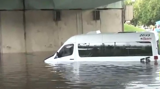 Topkapı'da alt geçitler yine sular altında kaldı: Araçlarda yolcu sıkıştı